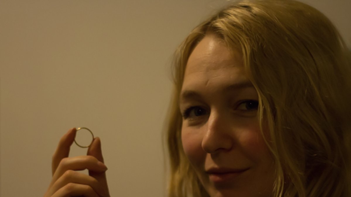 Cajsa Söderman med ringen hon hittade vid Slussen i Stockholm.